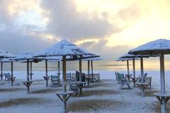 Pláže v Řecku pokryl sníh. Většina škol v zemi byla kvůli mrazivému počasí uzavřena