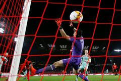 Petr Čech v brance Arsenalu inkasuje v utkání Evropské ligy gól od Ismaily Sarra z Rennes