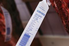 Hyperkmarket Globus - příprava masa, řeznictví, řezník Pavel Holeček