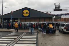 Výprodej kvůli rekonstrukci supermarketu vyvolal v Ústí nad Labem pozdvižení. Lidé čekali fronty