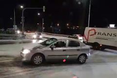 V Pardubicích se řidiči potýkali s náledím.