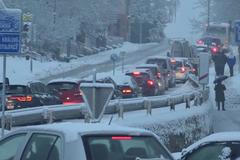 Sníh paralyzoval Rychnov nad Kněžnou. Město zažívá dopravní kolaps