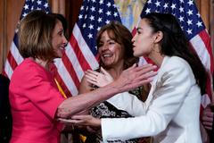 Předsedkyně Sněmovny reprezentantů Nancy Pelosiová a nejmladší členka Kongresu Alexandria Ocasio-Cortezová