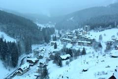 Hory pokryl čerstvě napadaný sníh. Na Šumavě doprovází sněžení i prudký vítr