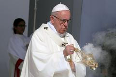 Papež František odsloužil mši v Abú Zabí.