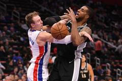 basketbal, NBA 2018/2019, Detroit - San Antonio, souboj domácího Luka Kennarda s LaMarcusem Aldridgem