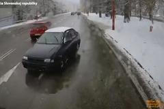 Slovák řídil se třemi promile. Na náledí naboural několik aut