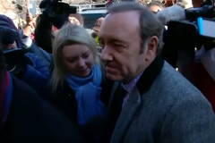 Kevin Spacey se musel k soudu prodrat přes skupinu novinářů