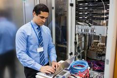 Práce IT technik počítač server zaměstnání