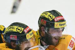 František Lukeš (vlevo) a Viktor Hübl z Litvínova ve finále extraligy proti Třinci (2015)