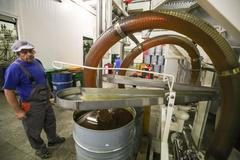 Největší továrna na stáčení medu v Česku - Medokomerc