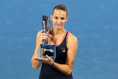 Karolína Plíšková s vítěznou trofejí na turnaji v Brisbane 2019