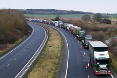 Kamiony nákladní vozy kolona konvoj