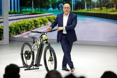 Předseda představenstva Škoda Auto Berhard Maier ukazuje, jak by mohla vypadat mikromobilita ve městě.