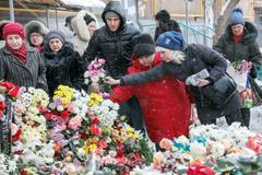 Obyvatelé Magnitogorsku přinášejí květiny k pietnímu místu u zříceného domu, v jehož troskách zemřelo 39 lidí