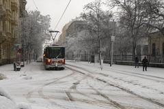 Přívaly sněhu v Praze a okolí způsobily komplikace v dopravě