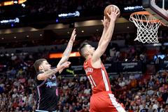 Tomáš Satoranský z Washingtonu (31) je faulován hráčem Miami Tylerem Johnsonem