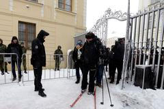 Jiří Růžička na běžkách u kontrol na Hradě