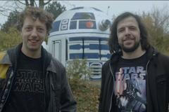 R2-D2 na Praze 2. Podívejte se, jak vznikala obří socha robota ze Star Wars