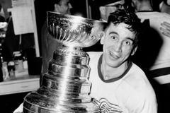 Ted Lindsay se Stanley Cupem