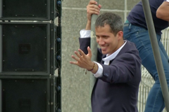 Opoziční venezuelský vůdce Juan Guaidó se za bouřlivých ovací vrátil do vlasti