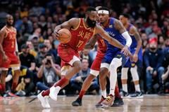 James Harden (13) z Houstonu bráněný hráčem Denveru Torrey Craigem (3)