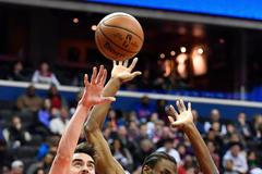 Tomáš Satoranský v tvrdém souboji s Andrewem Wigginsem z Minnesoty