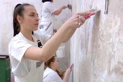 Malířky, podlahářky, instalatérky.  Do chlapeckých oborů nastupující stále častěji dívky