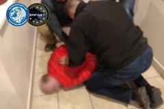 Policie zveřejnila záběry ze zadržení mezinárodně hledaného vraha