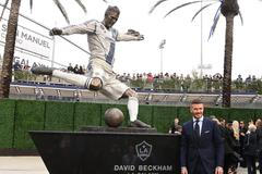 David Beckham pózuje před svojí sochou u stadionu Los Angeles Galaxy