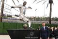 David Beckham pózuje před svojí sochou u stadionu Los Angeles Galaxy