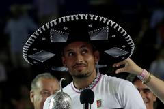 Nick Kyrgios s trofejí pro vítěze tenisového turnaje Acapulco Open