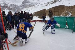 Dominik Hašek učí hrát hokej děti v Malém Tibetu