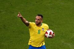 Renato Augusto slaví gól v zápase Brazílie - Belgie na MS 2018