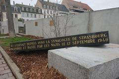 Poškozený pomník na místě někdejší synagogy ve Štrasburku