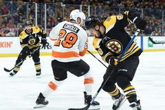 hokej, NHL 2018/2019, Boston - Philadelphia, domácí David Pastrňák (vpravo) bojuje s Claudem Girouxem