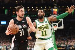 Tomáš Satoranský (31) v zápase NBA Bosotn - Washington