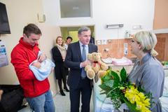 Hejtman Zlínského kraje Jiří Čunek na návštěvě prvního novorozeněte ve Zlínském kraji (2.1.2018)