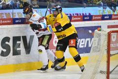 Hokejová extraliga 2018/19, Litvínov - Sparta: Marek Trončinský (vpravo) a Jan Buchtele