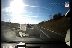 Řidič Audi předjel na dálnici policii rychlostí 217 km/h