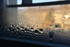 Trápí vás orosená okna? Odborník radí, jak tomu zabránit