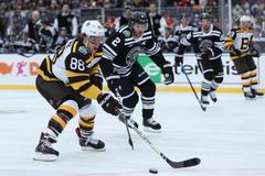 Winter Classic NHL 2019, Chicago - Boston: David Pastrňák ujíždí s pukem Duncanu Keithovi.