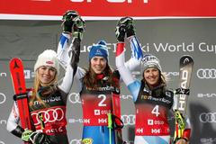 Městský slalom Oslo, 2019: zleva druhá Mikaela Shiffrinová, vítězka Petra Vlhová a třetí Wendy Holdenerová.