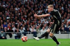 Donny van de Beek dává gól na 0:1 v prvním semifinále LM Tottenham - Ajax