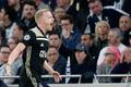 Donny van de Beek slaví gól na 0:1 v prvním semifinále LM Tottenham - Ajax