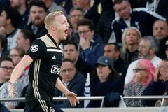 Donny van de Beek slaví gól na 0:1 v prvním semifinále LM Tottenham - Ajax