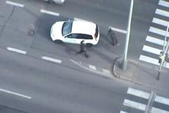 Zmatený muž pobíhal přes čtyřproudou silnici. Jeho dopadení připomínalo grotesku