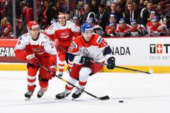 hokej, MS do 20 let 2018/2019, Česko - Dánsko, Filip Zadina ujíždí Jonasi Rjondbergovi