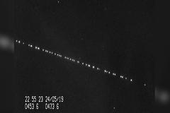 60 satelitů SpaceX vytváří světelnou stopu nad Nizozemskem