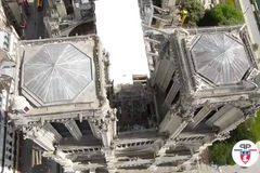 Katedrálu Notre-Dame už celou zakryli. Před rozmary počasí ji chrání plachta